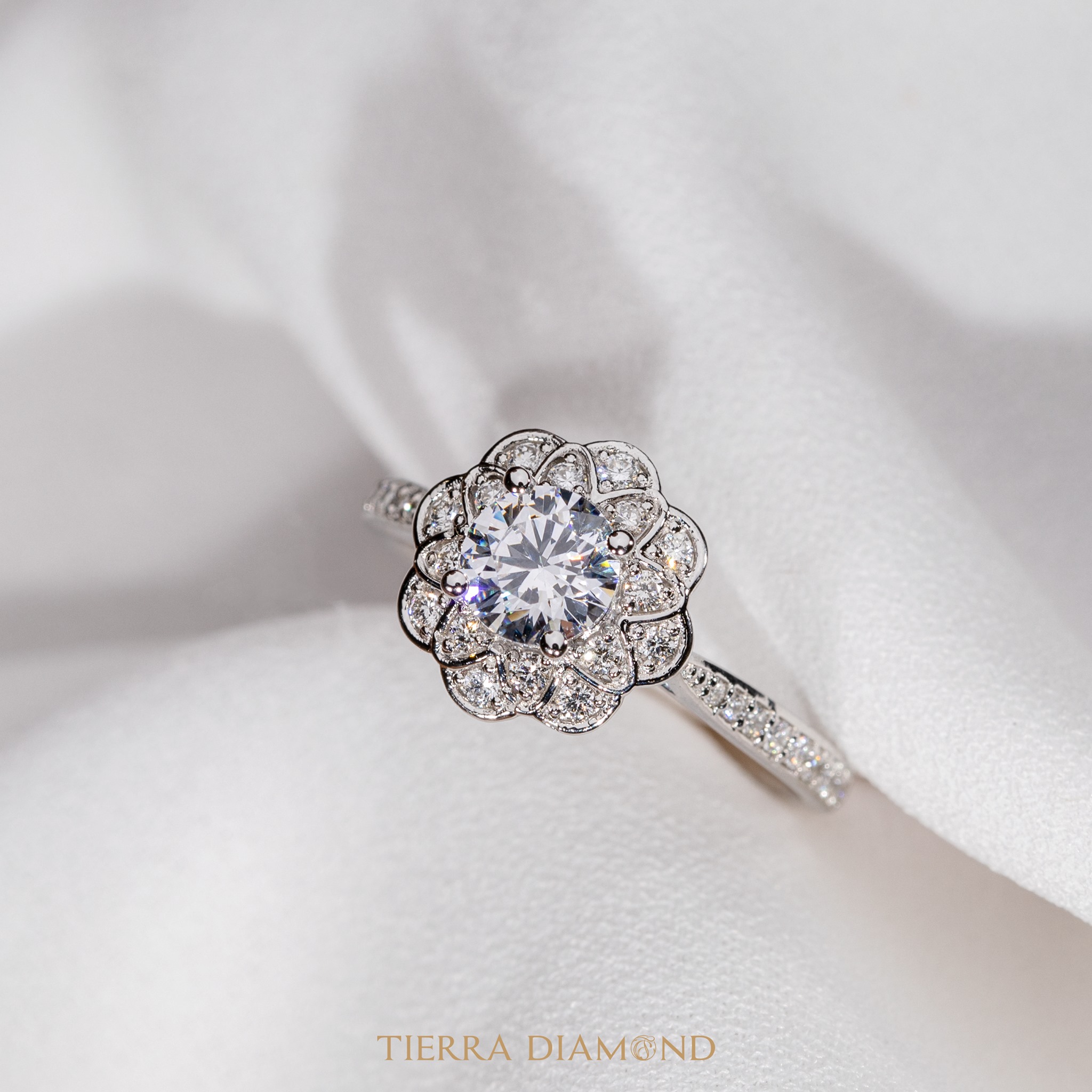 Những bông hoa nở rộ trên tay nàng - Nhẫn Halo hình bông, lựa chọn của cô nàng yêu kiều - 1